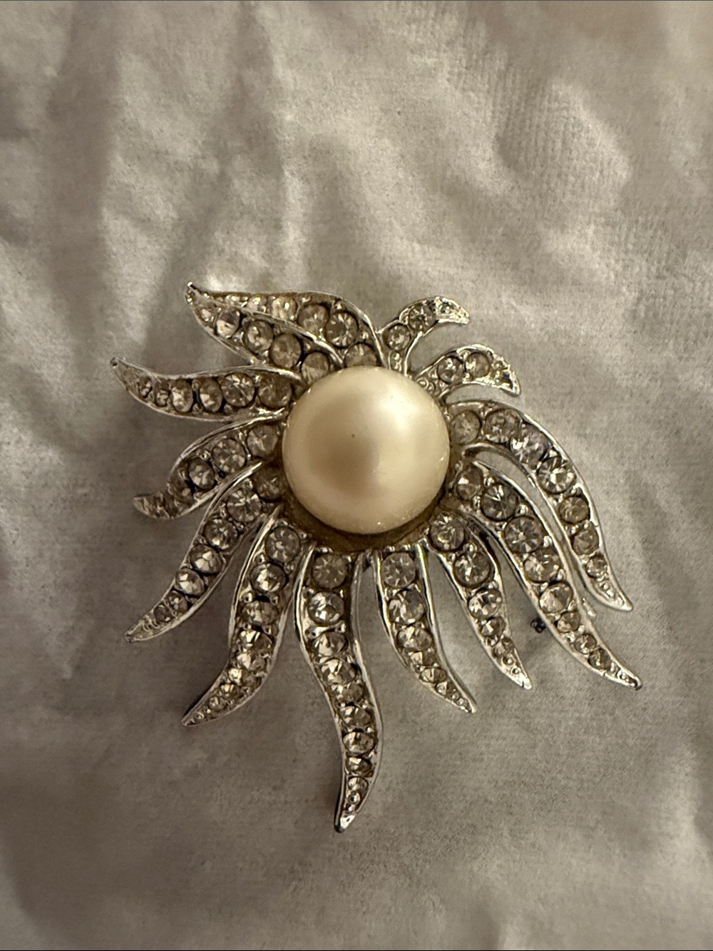 Pearl-Center Crystal Sunburst Brooch - Ice Cream & Silver new